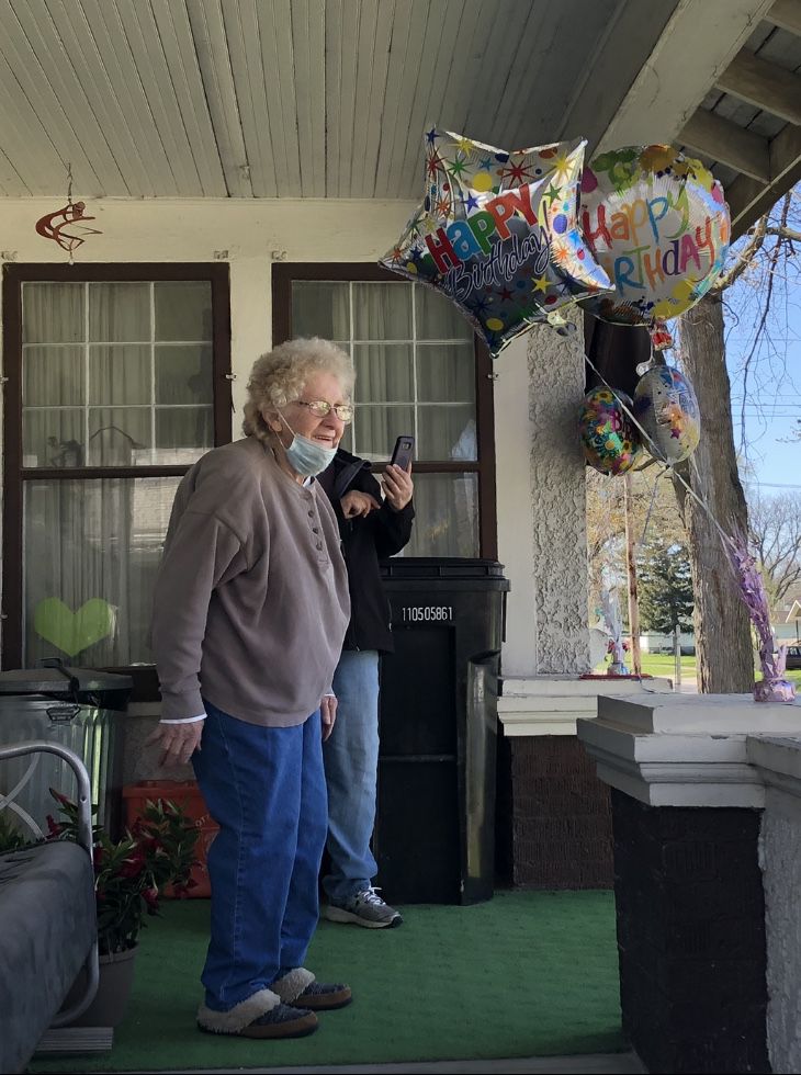 Resident turns 90, neighbors surprise her with a birthday song
